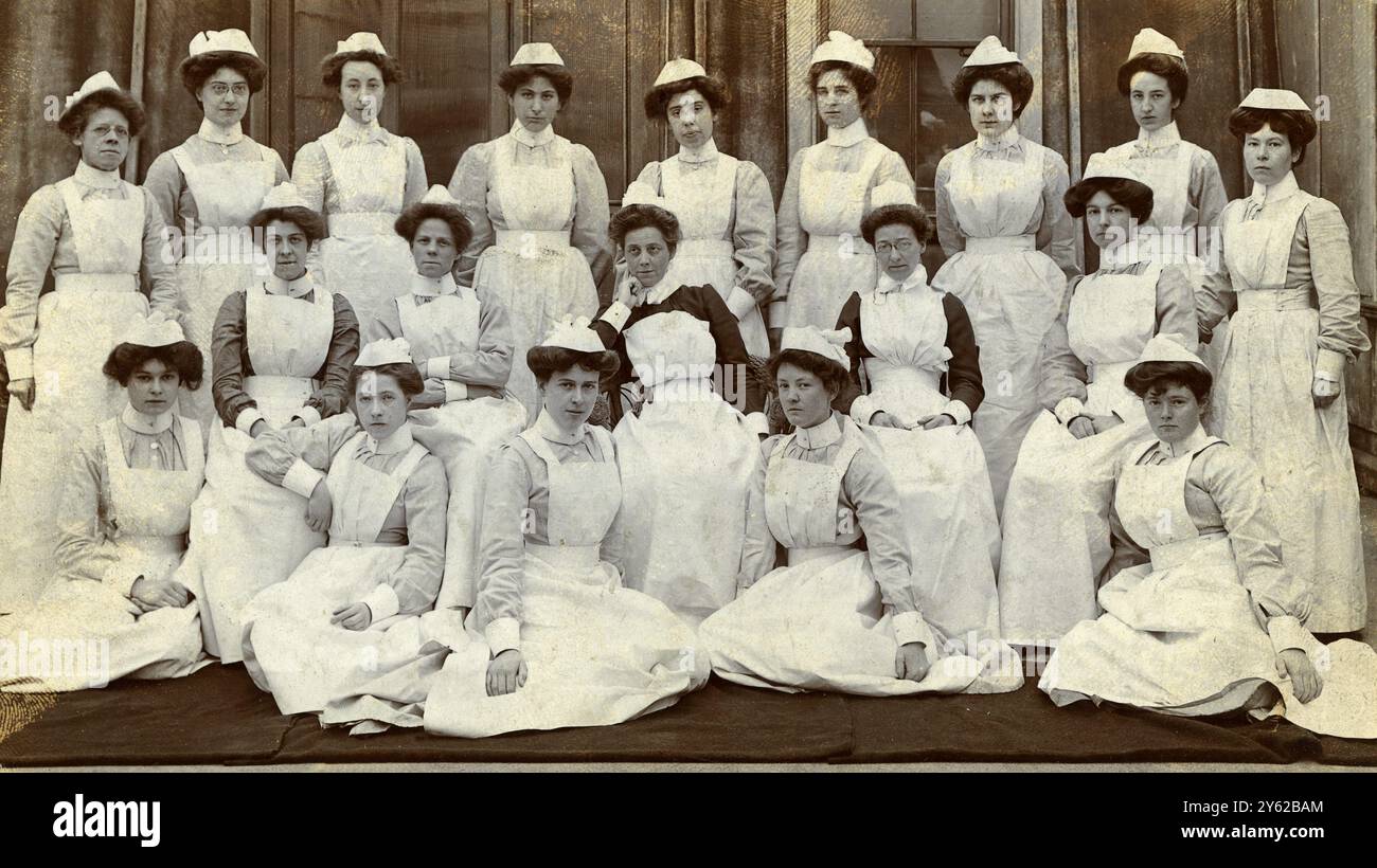 ARCHIVE BOX 4 ARC 0098  Reference: 001444    GROUP OF NURSES : HER MAJESTY`S HOSPITAL   DATE : C 1900s   GROUP OF NURSES FROM HER MAJESTY`S HOSPITAL STEPNEY CAUSEWAY . TAKEN ON ROOF OF THE HOSPITAL Stock Photo